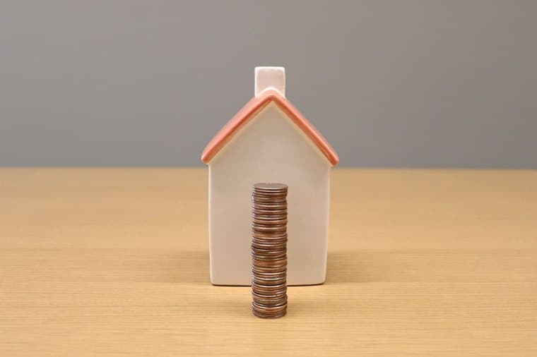 A house model beside a rising financial chart, representing debt recycling in Australia