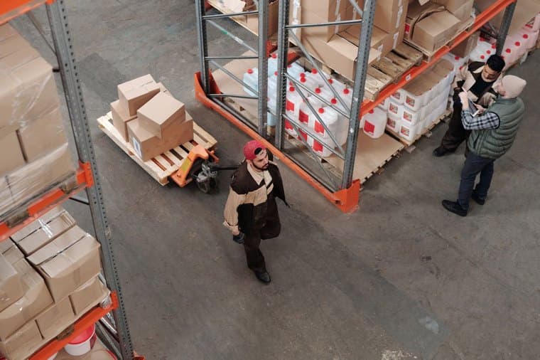 Parcels and an online store, representing a dropshipping business