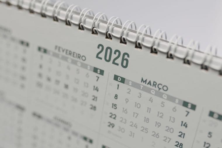 A 2026 desk calendar, representing the key dates in a dividend