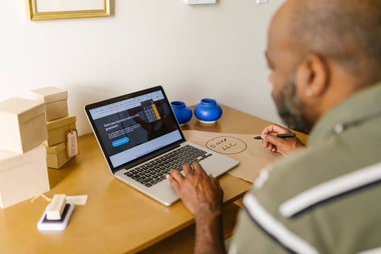 A sole trader at a laptop reactivating a cancelled ABN through the business register